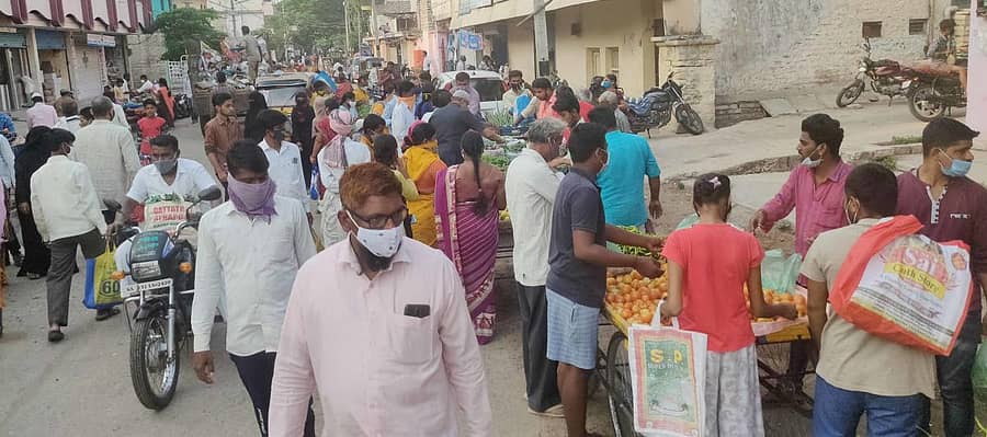 ಸೇಡಂನ ಮಾರುಕಟ್ಟೆಯಲ್ಲಿ ಸಾರ್ವಜನಿಕರು ದೈಹಿತ ಅಂತರ ಮರೆತು ತರಕಾರಿಯನ್ನು ಮುಗಿಬಿದ್ದು ಖರೀದಿಸುತ್ತಿರುವುದು