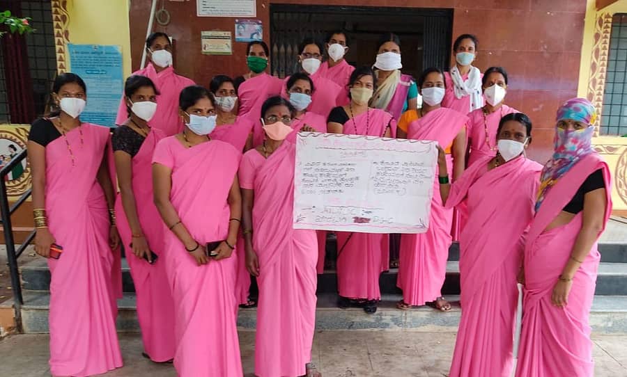 ಬೇಡಿಕೆಗಳ ಪೋಸ್ಟರ್ ಹಿಡಿದು ಆಶಾ ಕಾರ್ಯಕರ್ತೆಯರು ಪ್ರತಿಭಟನೆ ನಡೆಸಿದರು