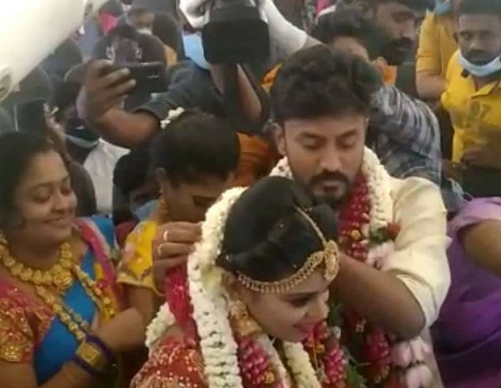 ವಿಮಾನದಲ್ಲಿ ಮದುವೆಯಾದ ಜೋಡಿ 