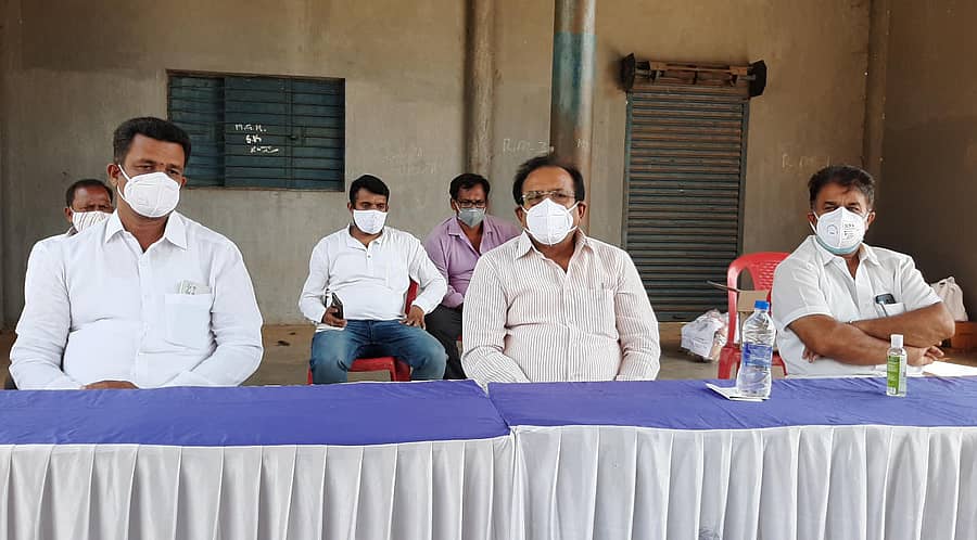 ಸುದ್ದಿಗೋಷ್ಠಿಯಲ್ಲಿ ಮಾತನಾಡುತ್ತಿರುವ ಮಾಜಿ ಶಾಸಕ ಕೆ.ಷಡಕ್ಷರಿ