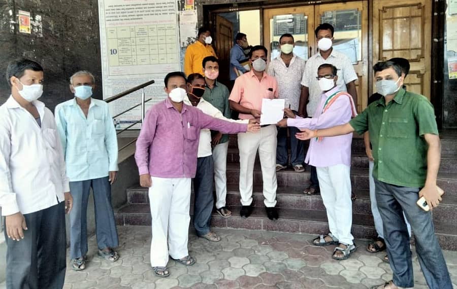 ವೃತ್ತಿಪರ ನೇಕಾರರಿಗೆ ವಿಶೇಷ ಪರಿಹಾರ ಒದಗಿಸಬೇಕೆಂದು ಆಗ್ರಹಿಸಿ ಮಹಾಲಿಂಗಪುರದಲ್ಲಿ ಪುರಸಭೆ ಮುಖ್ಯಾಧಿಕಾರಿಗೆ ರಾಜ್ಯ ನೇಕಾರ ಸೇವಾಸಂಘದಿಂದ ಮನವಿ ಸಲ್ಲಿಸಲಾಯಿತು