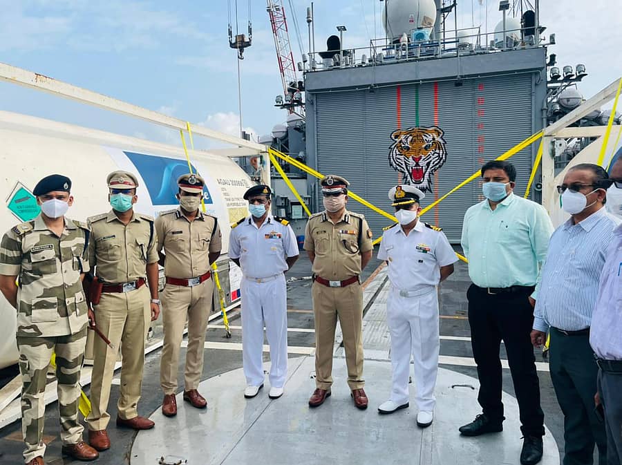 147 ಟನ್ ದ್ರವೀಕೃತ ಆಮ್ಲಜನಕ, ಇತರ ವೈದ್ಯಕೀಯ ಸಾಮಗ್ರಿಗಳನ್ನು ಹೊತ್ತ ನೌಕಾಪಡೆಯ ಹಡಗು ಐಎನ್ಎಸ್ ಶಾರ್ದೂಲ್