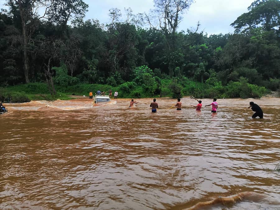 ನದಿ ನೀರಲ್ಲಿ ಮುಳುಗಿದ ಪಿಕಪ್
