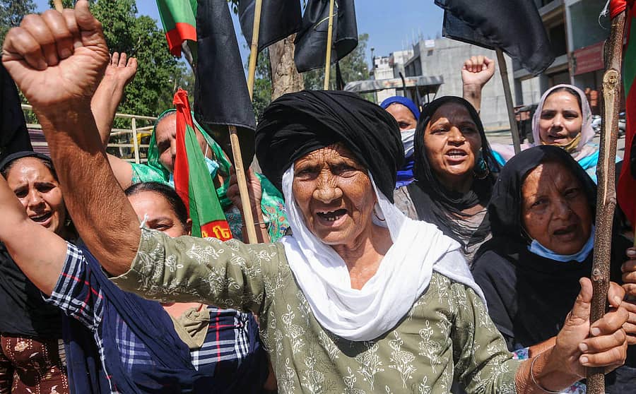 ಪಂಜಾಬ್‌ನ ಲೂಧಿಯಾನದಲ್ಲಿ ಕರಾಳ ದಿನದ ಅಂಗವಾಗಿ ಮಹಿಳೆಯರು ಕಪ್ಪು ಪೇಟಾ (ಟರ್ಬನ್‌) ಧರಿಸಿ ಪ್ರತಿಭಟಿಸಿದರು                              –ಪಿಟಿಐ ಚಿತ್ರ