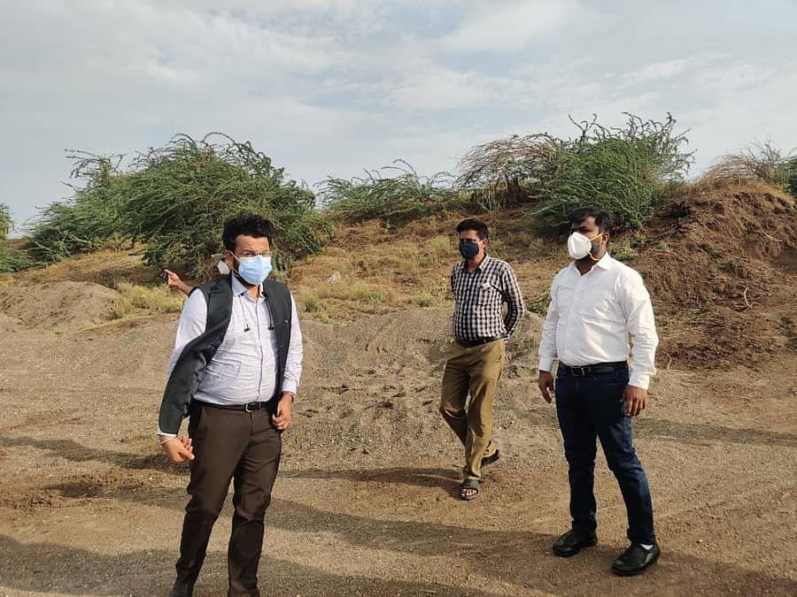 ದೇವಣಗಾಂವ ಗ್ರಾಮದ ಭೀಮಾ ನದಿ ದಂಡೆಯಲ್ಲಿ ವಶಪಡಿಸಿಕೊಂಡ ಅಕ್ರಮ ಮರಳನ್ನು ಜಿಲ್ಲಾಧಿಕಾರಿ ಪಿ.ಸುನೀಲ್ ಕುಮಾರ್ ಹಾಗೂ ಇಂಡಿ ಉಪವಿಭಾಗಾಧಿಕಾರಿ ರಾಹುಲ್ ಸಿಂಧೆ ಬುಧವಾರ ಪರಿಶೀಲನೆ ನಡೆಸಿದರು