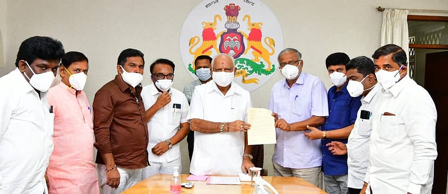 ಶಿಕ್ಷಕರ ಹಾಗೂ ಪದವೀಧರ ಕ್ಷೇತ್ರಗಳ ವಿಧಾನಪರಿಷತ್‌ ಬಿಜೆಪಿ ಸದಸ್ಯರ ನಿಯೋಗ ಮುಖ್ಯಮಂತ್ರಿ ಬಿ.ಎಸ್‌. ಯಡಿಯೂರಪ್ಪ ಅವರಿಗೆ ಮನವಿ ಸಲ್ಲಿಸಿದೆ.