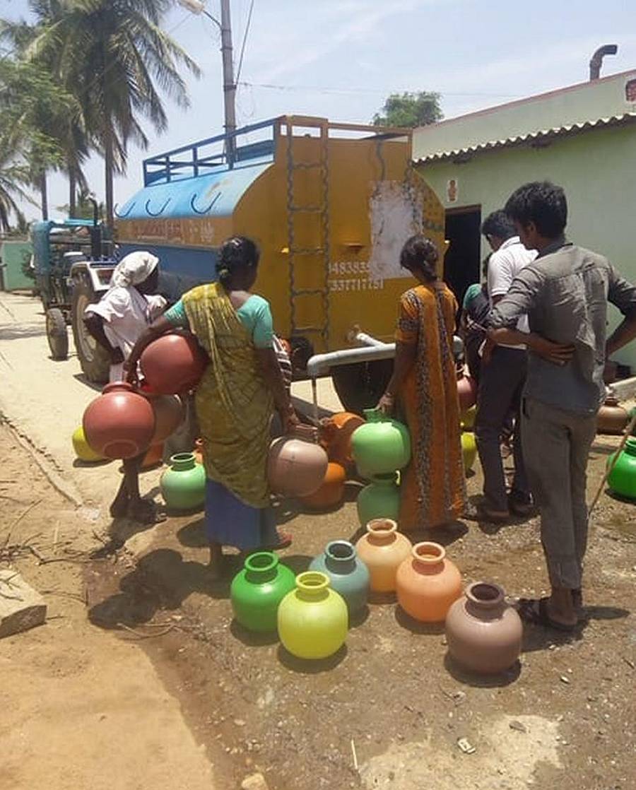 ನಾಗಮಂಗಲ ಸಮೀಪದ ಹಳ್ಳಿಯೊಂದರಲ್ಲಿ ಟ್ಯಾಂಕರ್ ಮೂಲಕ ನೀರು ಪಡೆಯುತ್ತಿರುವ ಜನರು (ಸಂಗ್ರಹ ಚಿತ್ರ)