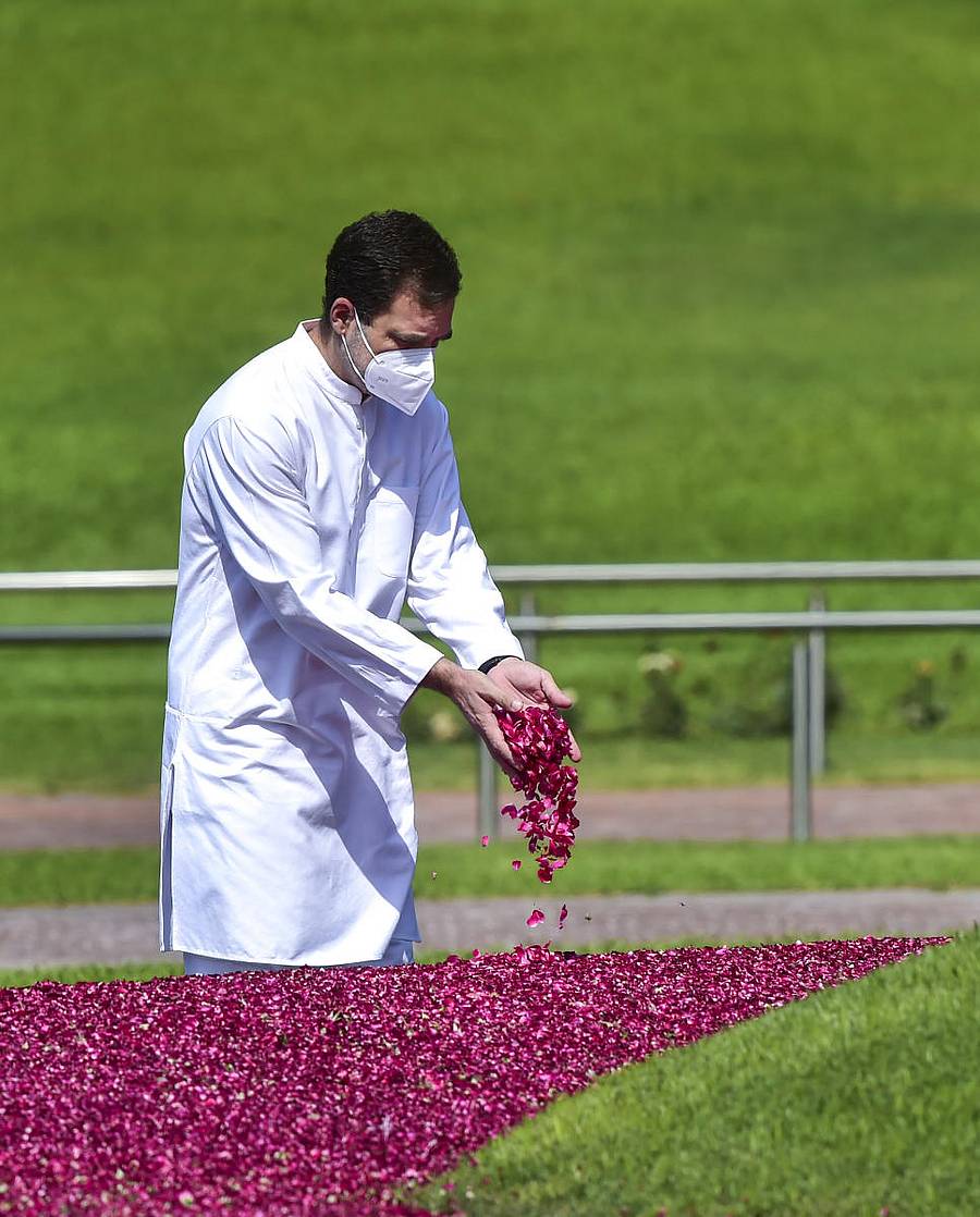 ದೆಹಲಿಯ ಶಾಂತಿವನದಲ್ಲಿರುವ ಜವಾಹರಲಾಲ್ ನೆಹರೂ ಅವರ ಸ್ಮಾರಕಕ್ಕೆ ಭೇಟಿ ನೀಡಿದ ಕಾಂಗ್ರೆಸ್ ನಾಯಕ ರಾಹುಲ್ ಗಾಂಧಿ ಪುಷ್ಪನಮನ ಸಲ್ಲಿಸಿದರು. –ಪಿಟಿಐ ಚಿತ್ರ