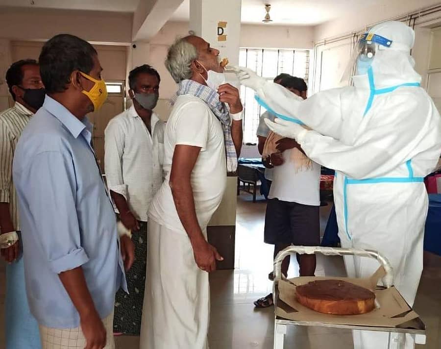 ವಿಮ್ಸ್ ಆಸ್ಪತ್ರೆಯ ಕೋವಿಡ್ ಕೇರ್ ಸೆಂಟರ್ನಲ್ಲಿ ಗುಣಮುಖರಾದ ಸೋಂಕಿತರೊಬ್ಬರಿಗೆ ಡಾ.ಅನೀಶ್ ಕೇಕ್ ತಿನ್ನಿಸಿದರು.