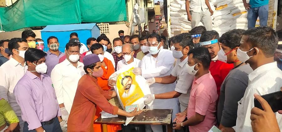 ಅಥಣಿಯಲ್ಲಿ ಉಪ ಮುಖ್ಯಮಂತ್ರಿ ಲಕ್ಷ್ಮಣ ಸವದಿ ಅವರು ನೀಡಿದ ದಿನಸಿ ಕಿಟ್ ವಿತರಣೆಗೆ ಗುರುವಾರ ಚಾಲನೆ ನೀಡಲಾಯಿತು. ಗಚ್ಚಿನಮಠದ ಶಿವಬಸವ ಸ್ವಾಮೀಜಿ, ಅರವಿಂದರಾವ ದೇಶಪಾಂಡೆ, ಚಿದಾನಂದ ಸವದಿ ಇದ್ದಾರೆ