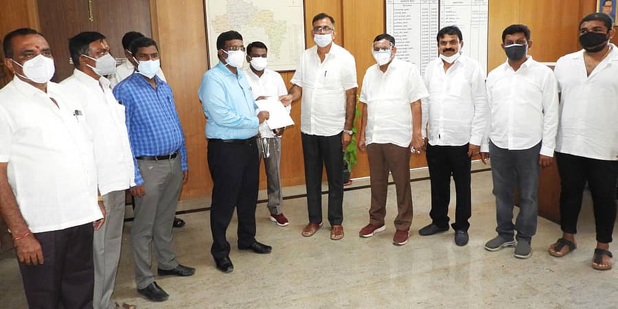 ದೇವನಹಳ್ಳಿಯ ಜಿಲ್ಲಾಡಳಿತ ಭವನದಲ್ಲಿ ವಿಧಾನ ಪರಿಷತ್ ಸದಸ್ಯ ಎಸ್. ರವಿ ಅವರು ಕೊರೊನಾ ಸೋಂಕು ನಿವಾರಣೆಗಾಗಿ ಅಗತ್ಯ ವಸ್ತುಗಳ ಖರೀದಿಗಾಗಿ ₹ 25 ಲಕ್ಷ ಅನುದಾನದ ಮಂಜೂರಾತಿ ಪತ್ರವನ್ನು ಜಿಲ್ಲಾಧಿಕಾರಿಗೆ ಹಸ್ತಾಂತರಿಸಿದರು