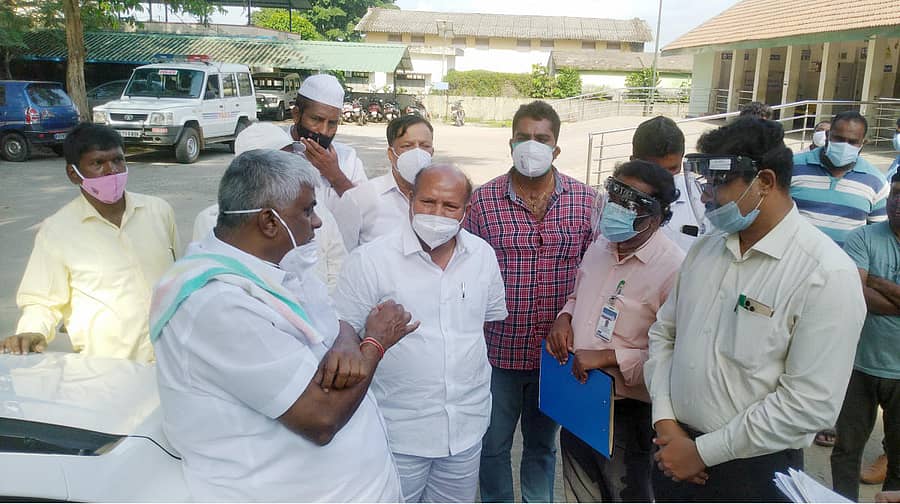 ಸಕಲೇಶಪುರದ ಕ್ರಾಫರ್ಡ್ ಸರ್ಕಾರಿ ಆಸ್ಪತ್ರೆಗೆ ಬುಧವಾರ ಶಾಸಕ ಎಚ್.ಡಿ. ರೇವಣ್ಣ ಭೇಟಿ ನೀಡಿ ಡಾ.ಎಂ.ಆರ್. ಮಧುಸೂದನ್, ಡಾ. ಹೇಮಂತ್ ಅವರೊಂದಿಗೆ ಚರ್ಚಿಸಿದರು, ಶಾಸಕ ಎಚ್.ಕೆ. ಕುಮಾರಸ್ವಾಮಿ, ಪುರಸಭಾ ಅಧ್ಯಕ್ಷ ಕಾಡಪ್ಪ ಇದ್ದಾರೆ