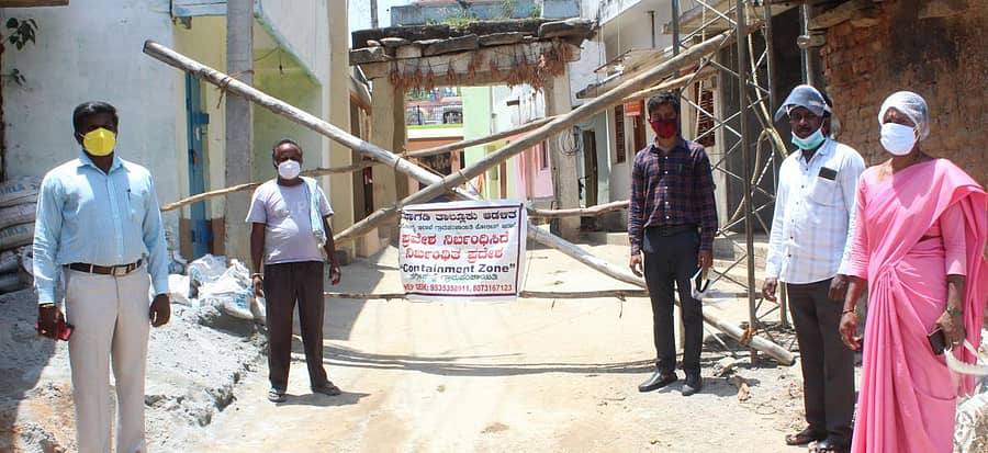 ಮಾಗಡಿ ತಾಲ್ಲೂಕಿನ ಬ್ಯಾಲಕೆರೆ ಗ್ರಾಮದಲ್ಲಿ ಸೋಂಕಿತರ ಸಂಖ್ಯೆ ಅಧಿಕವಾದ ಹಿನ್ನೆಲೆಯಲ್ಲಿ ಪಿಡಿಒ ನಾಗರಾಜು ಸೀಲ್ಡೌನ್ ಮಾಡಿಸಿದರು