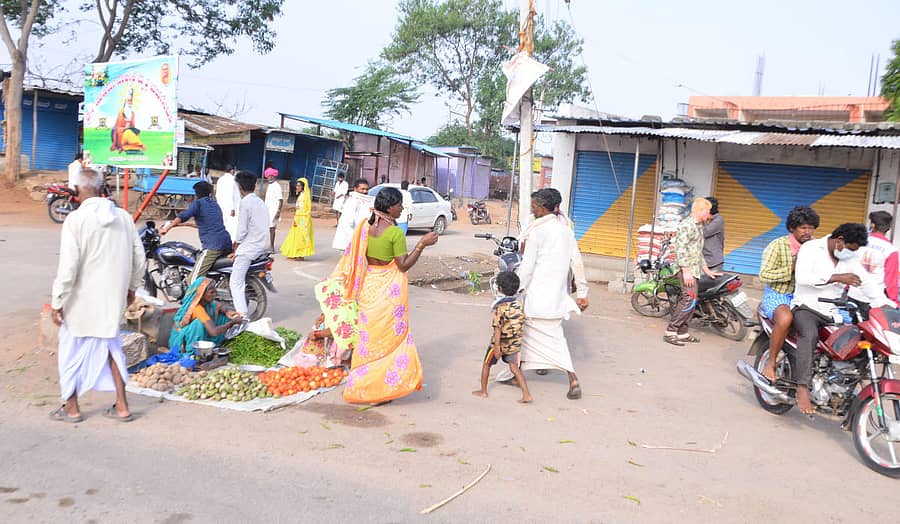 ಯಾದಗಿರಿ ಜಿಲ್ಲೆಯ ವಡಗೇರಾ ಗ್ರಾಮದಲ್ಲಿ ತರಕಾರಿ ಮಾರಾಟ ರಾಜಾರೋಷವಾಗಿ ನಡೆದಿರುವುದು