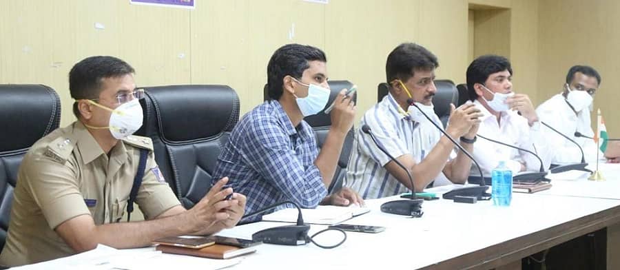 ಬೆಳಗಾವಿಯಲ್ಲಿ ಶುಕ್ರವಾರ ನಡೆದ ಜಿಲ್ಲಾ ವಿಪತ್ತು ನಿರ್ವಹಣಾ ಪ್ರಾಧಿಕಾರದ ಸಭೆಯಲ್ಲಿ ಜಿಲ್ಲಾಧಿಕಾರಿ ಎಂ.ಜಿ. ಹಿರೇಮಠ ಮಾತನಾಡಿದರು