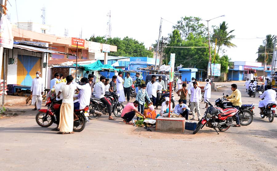 ಯಾದಗಿರಿ ಜಿಲ್ಲೆಯ ವಡಗೇರಾ ಗ್ರಾಮದಲ್ಲಿ ಮಾಸ್ಕ್‌ ಧರಿಸದೇ ಜನರು ತರಕಾರಿ ಖರೀದಿಸಿದರು. ಬೈಕ್‌ ಸವಾರರು ಗುಂಪಾಗಿ ನಿಂತಿದ್ದು, ಪರಸ್ಪರ ಅಂತರವನ್ನೂ ಪಾಲಿಸಿರಲಿಲ್ಲ
