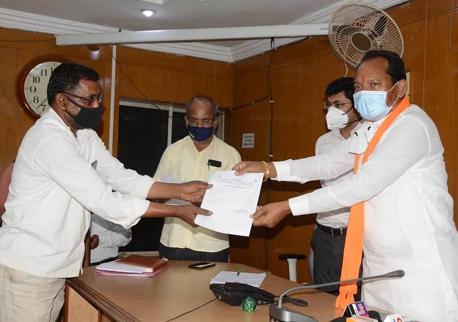 ಬೀದರ್ ಜಿಲ್ಲಾಧಿಕಾರಿ ಕಚೇರಿಯಲ್ಲಿ ಶನಿವಾರ ಜಿಲ್ಲಾ ಉಸ್ತುವಾರಿ ಸಚಿವ ಪ್ರಭು ಚವಾಣ್ ಅವರು ಫಲಾನುಭವಿಯೊಬ್ಬರಿಗೆ ಸರ್ಕಾರದ ಸಹಾಯಧನ ಮಂಜೂರಾತಿ ಪತ್ರ ವಿತರಿಸಿದರು