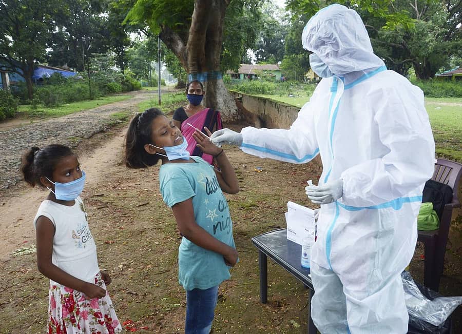 ರಾಂಚಿಯಲ್ಲಿ ಕೋವಿಡ್‌–19 ಪರೀಕ್ಷೆಗೆ ಮಕ್ಕಳ ಗಂಟಲು ದ್ರವ ಮಾದರಿ ಸಂಗ್ರಹಿಸುತ್ತಿರುವುದು–ಪಿಟಿಐ ಚಿತ್ರ