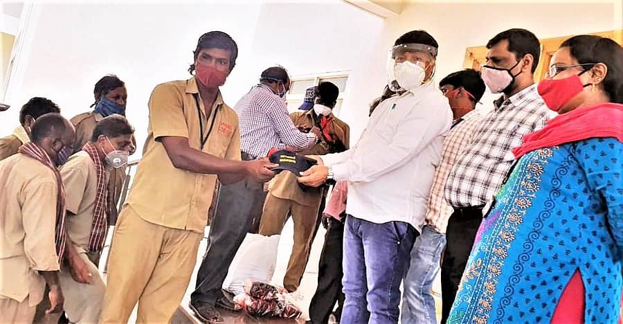 ನಗರಸಭೆ ಅಧ್ಯಕ್ಷ ಮುಕ್ಬುಲ್‌ ಪಾಷಾ ಪೌರ ಕಾರ್ಮಿಕರಿಗೆ ಸುರಕ್ಷತಾ ಕಿಟ್‌ ವಿತರಿಸಿದರು
