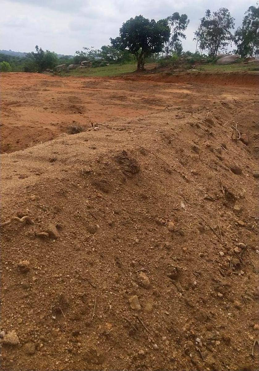 ಮಾಗಡಿ ತಾಲ್ಲೂಕಿನ ಸಾತನೂರು ಗ್ರಾಮದಲ್ಲಿ ಗೋಮಾಳ ಕಬಳಿಸಲು ನೆಲಸಮಗೊಳಿಸಿರುವುದು