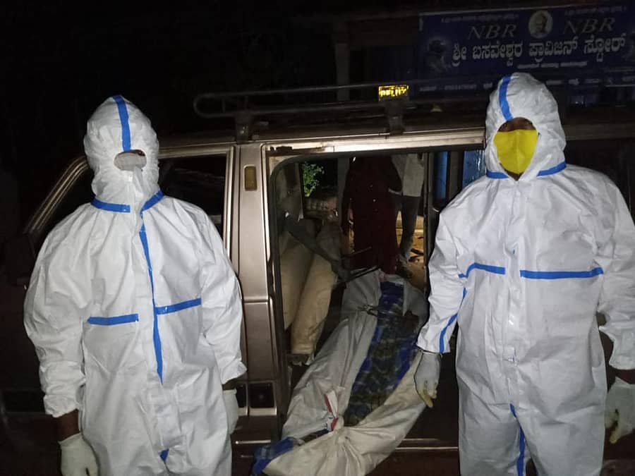 ಸೋಂಕಿತರ ಅಂತ್ಯಸಂಸ್ಕಾರ ನೆರವೇರಿಸಿದ ಗ್ರಾಮ ಪಂಚಾಯಿತಿ ಸದಸ್ಯರು