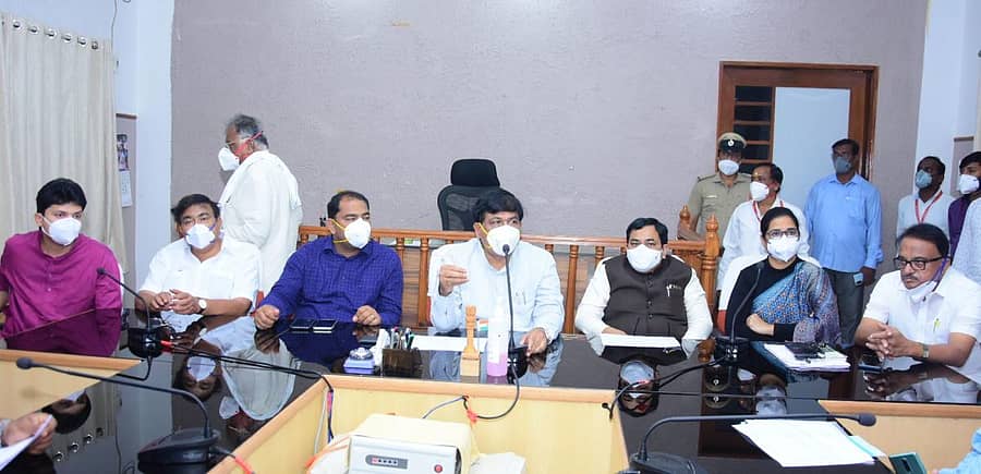 ಜನಪ್ರತಿನಿಧಿಗಳು ಹಾಗೂ ಜಿಲ್ಲಾ ಮಟ್ಟದ ಅಧಿಕಾರಿಗಳೊಂದಿಗಿನ ಸಭೆಯಲ್ಲಿ ಜಿಲ್ಲಾ ಉಸ್ತುವಾರಿ ಸಚಿವ ಮುರುಗೇಶ ನಿರಾಣಿ ಮಾತನಾಡಿದರು