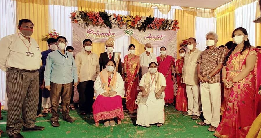 ಕಲಬುರ್ಗಿಯ ಕುಸನೂರ ರಸ್ತೆಯ ತಿಲಕ್ ನಗರದಲ್ಲಿ ಕೊರೊನಾ ವಾರಿಯರ್‌ಗಳನ್ನು ಸನ್ಮಾನಿಸಲಾಯಿತು