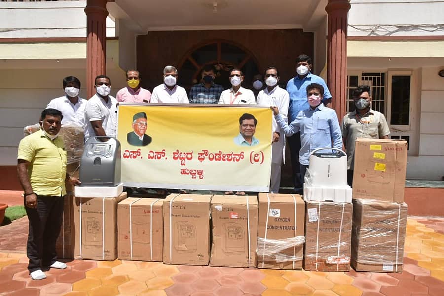 ಹುಬ್ಬಳ್ಳಿಯ ಎಸ್.ಎಸ್. ಶೆಟ್ಟರ್ ಫೌಂಡೇಷನ್ ವತಿಯಿಂದ ರಾಷ್ಟೋತ್ಥಾನ ರಕ್ತ ನಿಧಿ ಕೇಂದ್ರಕ್ಕೆ 10 ಆಮ್ಲಜನಕ ಸಾಂದ್ರಕಗಳನ್ನು ಜಿಲ್ಲಾ ಉಸ್ತುವಾರಿ ಸಚಿವ ಜಗದೀಶ ಶೆಟ್ಟರ್ ಅವರು ಭಾನುವಾರ ಹಸ್ತಾಂತರಿಸಿದರು