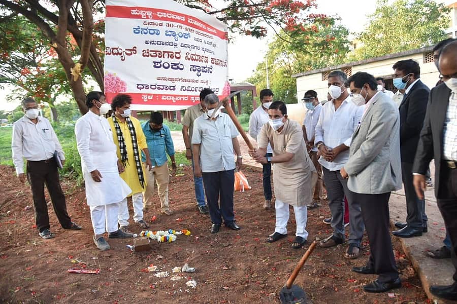 ಹುಬ್ಬಳ್ಳಿಯ ವಿದ್ಯಾನಗರದ ಸ್ಮಶಾನದಲ್ಲಿ ವಿದ್ಯುತ್ ಚಿತಾಗಾರ ನಿರ್ಮಾಣಕ್ಕೆ ಸಚಿವರಾದ ಪ್ರಲ್ಹಾದ ಜೋಶಿ ಮತ್ತು ಜಗದೀಶ ಶೆಟ್ಟರ್ ಭೂಮಿ ಪೂಜೆ ನೆರವೇರಿಸಿದರು