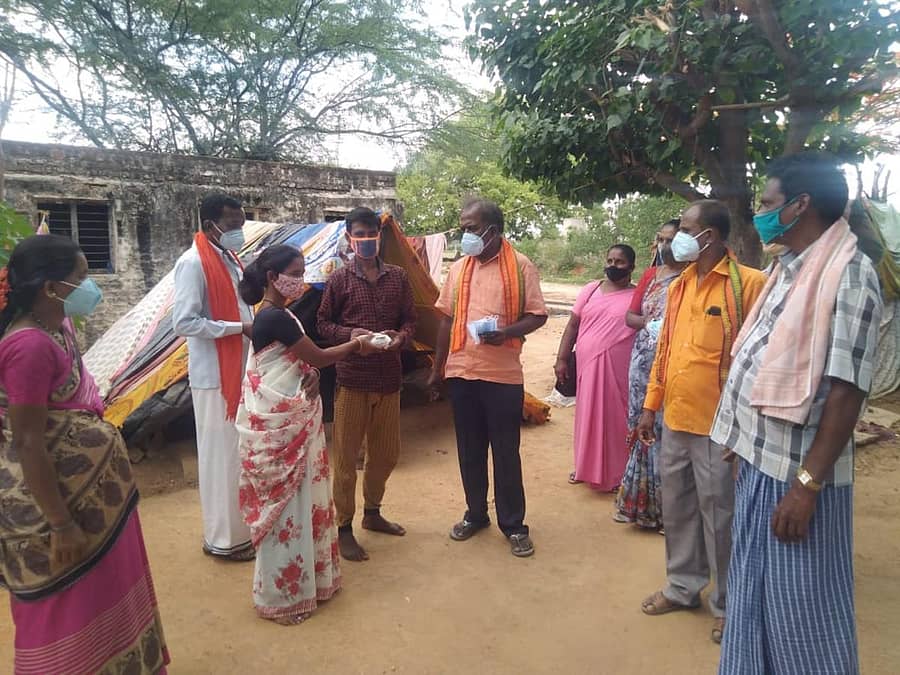 ಚಿಂತಾಮಣಿ ತಾಲ್ಲೂಕಿನ ಬಟ್ಲಹಳ್ಳಿ ಗ್ರಾಮದಲ್ಲಿ ವಿಶ್ವಹಿಂದೂ ಪರಿಷತ್ತಿನ ಜಿಲ್ಲಾ ಘಟಕದ ಅಧ್ಯಕ್ಷ ಡಾ.ಸಿ.ಕೆ.ಶಿವಣ್ಣ, ಪಕ್ಷದ ತಾಲ್ಲೂಕು ಘಟಕದ ಅಧ್ಯಕ್ಷ ಶಿವಾರೆಡ್ಡಿ ಮಾಸ್ಕ್ ವಿತರಿಸಿದರು