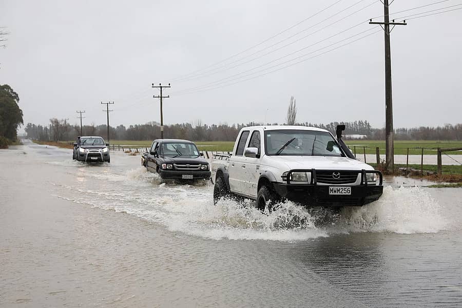 ನ್ಯೂಜಿಲೆಂಡ್‌ನ ಕ್ಯಾಂಟರ್‌ಬರಿ ಪ್ರದೇಶದಲ್ಲಿ ನೀರು ತುಂಬಿದ ರಸ್ತೆಯಲ್ಲಿ ಚಲಿಸಿದ ವಾಹನಗಳು             –ಎಎಫ್‌‍ಪಿ ಚಿತ್ರ
