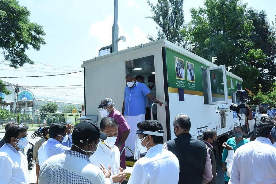 ತುಮಕೂರಿನಲ್ಲಿ ಸಂಚಾರಿ ಕ್ಲಿನಿಕ್ಗೆ ಸಚಿವ ಜೆ.ಸಿ. ಮಾಧುಸ್ವಾಮಿ ಚಾಲನೆ ನೀಡಿದರು