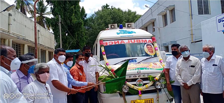 ಕುಣಿಗಲ್ ಸೇವಾಭಾರತಿ ಸಂಸ್ಥೆಯಿಂದ ಕೊರೊನಾ ನಿಯಂತ್ರಣಕ್ಕಾಗಿ ಉಚಿತ ತುರ್ತು ಚಿಕಿತ್ಸಾ ವಾಹನವನ್ನು ಬಿಜೆಪಿ ಮುಖಂಡ ರಾಜೇಶ್ ಗೌಡ ಅವರು ತಹಶೀಲ್ದಾರ್ ಮಹಾಬಲೇಶ್ವರ್ ಅವರಿಗೆ ಹಸ್ತಾಂತರಿಸಿದರು