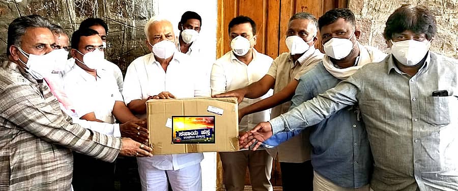 ಚನ್ನಮ್ಮನ ಕಿತ್ತೂರು ತಾಲ್ಲೂಕು ಆಡಳಿತಕ್ಕೆ ಕಾಂಗ್ರೆಸ್ ಶಾಸಕ ಆರ್. ವಿ. ದೇಶಪಾಂಡೆ ಔಷಧಿ ಕಿಟ್ ಹಸ್ತಾಂತರಿಸಿದರು