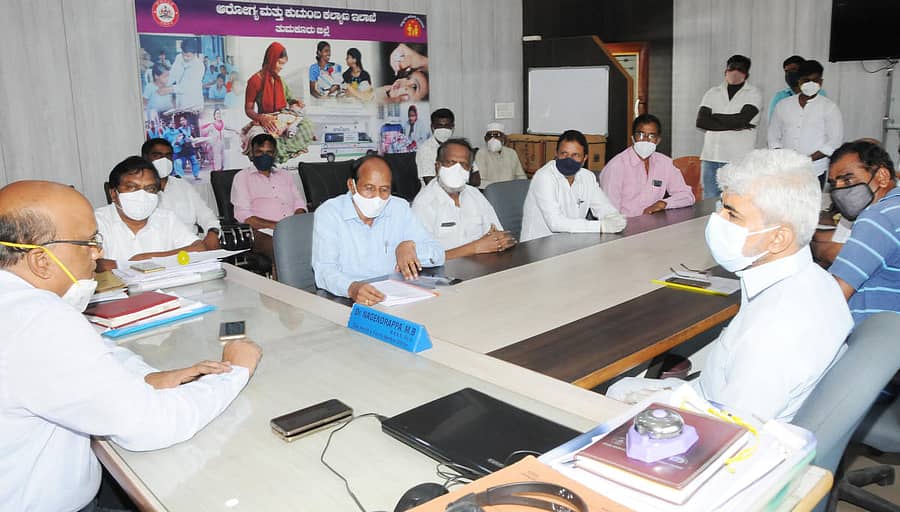 ತುಮಕೂರಿನಲ್ಲಿ ಡಿಎಚ್ಒ ಜತೆ ಕಾಂಗ್ರೆಸ್ ಮುಖಂಡರು ಚರ್ಚಿಸಿದರು