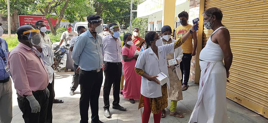 ಕೊರಟಗೆರೆ ತಾಲ್ಲೂಕಿನ ಬುಕ್ಕಪಟ್ಟಣ ಗ್ರಾಮದಲ್ಲಿ ಶಾಸಕ ಡಾ.ಜಿ. ಪರಮೇಶ್ವರ ನೇಮಿಸಿರುವ ವೈದ್ಯರ ತಂಡ ಸೋಂಕಿತರ ತಪಾಸಣೆ ನಡೆಸಿತು. ತಹಶೀಲ್ದಾರ್ ಬಿ.ಎಂ. ಗೋವಿಂದರಾಜು ಇದ್ದರು
