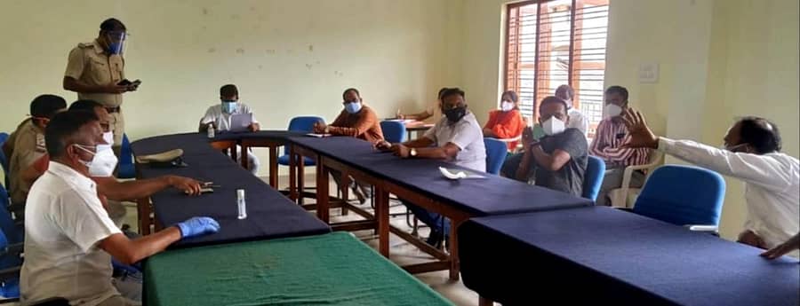 ಸೋಮವಾರಪೇಟೆ ಪಟ್ಟಣ ಪಂಚಾಯಿತಿ ಸಭಾಂಗಣದಲ್ಲಿ ನಡೆದ ಕೊರೊನಾ ಟಾಸ್ಕ್ ಫೋರ್ಸ್ ಸಮಿತಿ ಸಭೆಯಲ್ಲಿ ಶಾಸಕ ಅಪ್ಪಚ್ಚು ರಂಜನ್ ಮಾತನಾಡಿದರು