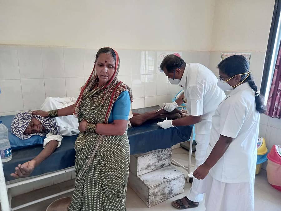 ಕಮಲಾಪುರ ತಾಲ್ಲೂಕಿನ ಬೆಳಕೋಟಾದಲ್ಲಿ ಹಂದಿ ದಾಳಿಯಿಂದ ಗಾಯಗೊಂಡ ರೈತನಿಗೆ ಕಮಲಾಪುರ ಆಸ್ಪತ್ರೆಯಲ್ಲಿ ಚಿಕಿತ್ಸೆ ನೀಡಿದರು