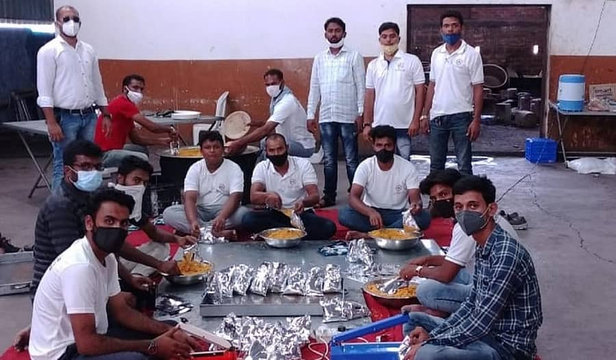 ಶಹಾಬಾದ್‌ನಲ್ಲಿ ಆಹಾರದ ಪೊಟ್ಟಣಗಳನ್ನು ತಯಾರಿಸುವಲ್ಲಿ ನಿರತವಾಗಿರುವ ಸಿಟಿಜೆನ್ ಕ್ಲಬ್ ತಂಡದ ಸದಸ್ಯರು