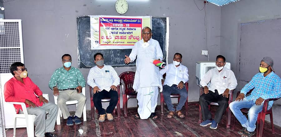 ಕಲಬುರ್ಗಿಯಲ್ಲಿ ಸೋಮವಾರ ನಡೆದ ಜಿಲ್ಲಾ ಗುತ್ತಿಗೆದಾರರ ಸಭೆಯಲ್ಲಿ ಜಗನ್ನಾಥ ಬಿ. ಶೇಗಜಿ ಮಾತನಾಡಿದರು