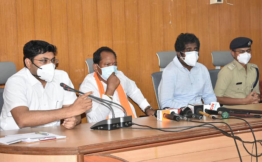 ಬೀದರ್ನಲ್ಲಿ ನಡೆದ ಜಿಲ್ಲಾ ಮಟ್ಟದ ಅಧಿಕಾರಿಗಳ ಸಭೆಯಲ್ಲಿ ಜಿಲ್ಲಾಧಿಕಾರಿ ರಾಮಚಂದ್ರನ್ ಮಾತನಾಡಿದರು. ಜಿಲ್ಲಾ ಉಸ್ತುವಾರಿ ಸಚಿವ ಪ್ರಭು ಚವಾಣ್, ಶಾಸಕ ರಹೀಂ ಖಾನ್, ಜಿಲ್ಲಾ ಪೊಲೀಸ್ ವರಿಷ್ಠಾಧಿಕಾರಿ ಡಿ.ಎಲ್.ನಾಗೇಶ ಇದ್ದಾರೆ