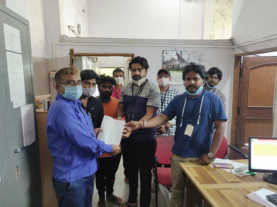 ಕೋವಿಡ್ ಲಾಕ್ಡೌನ್ನಿಂದ ಸಂಕಷ್ಟಕ್ಕೆ ಸಿಲುಕಿರುವ ಯುವ ಕಲಾವಿದರಿಗೆ ಆರ್ಥಿಕ ನೆರವು ನೀಡುವಂತೆ ಅಖಿಲ ಕರ್ನಾಟಕ ವೃತ್ತಿ ರಂಗಭೂಮಿ ಕಲಾವಿದರ ಸಂಘದ ಪದಾಧಿಕಾರಿಗಳ ವತಿಯಿಂದ ವಿಜಯಪುರ ಜಿಲ್ಲಾ ಕನ್ನಡ ಮತ್ತು ಸಂಸ್ಕೃತ ಇಲಾಖೆಯ ಸಹಾಯಕ ನಿರ್ದೇಶಕರಿಗೆ ಮನವಿ ಸಲ್ಲಿಸಲಾಯಿತು