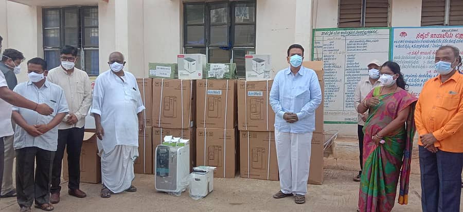 ನರಗುಂದ ತಾಲ್ಲೂಕು ಆಸ್ಪತ್ರೆಯಲ್ಲಿ ಜಿಲ್ಲಾ ಉಸ್ತುವಾರಿ ಸಚಿವ ಸಿ.ಸಿ.ಪಾಟೀಲ ಮಂಗಳವಾರ ವೈದ್ಯಕೀಯ ಉಪಕರಣಗಳನ್ನು ಆಸ್ಪತ್ರೆಗೆ ಹಸ್ತಾಂತರಿಸಿದರು