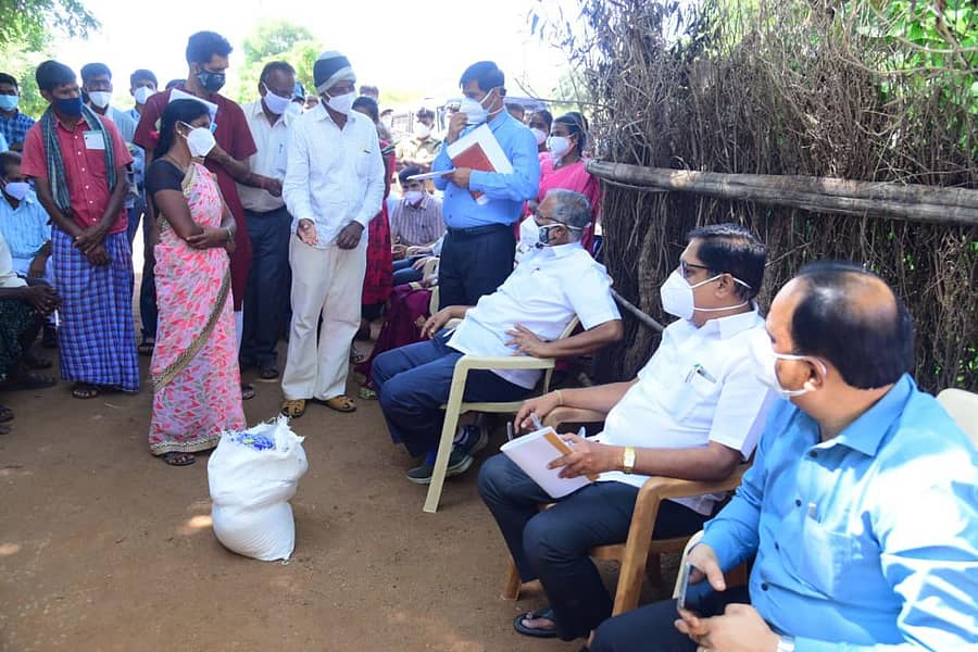 ಜಿಲ್ಲಾ ಉಸ್ತುವಾರಿ ಸಚಿವ ಎಸ್.ಸುರೇಶ್ ಕುಮಾರ್ ಅವರು ಮಂಗಳವಾರ ಶಾಸಕ ಹಾಗೂ ಅಧಿಕಾರಿಗಳೊಂದಿಗೆ ಹನೂರು ತಾಲ್ಲೂಕಿನ ಸೇಬಿನ ಕೋಬೆ ಹಾಗೂ ಜೀರಿಗೆ ಗದ್ದೆ ಹಾಡಿಗಳಿಗೆ ಭೇಟಿ ನೀಡಿ ಸ್ಥಳೀಯ ನಿವಾಸಿಗಳೊಂದಿಗೆ ಮಾತುಕತೆ ನಡೆಸಿದರು