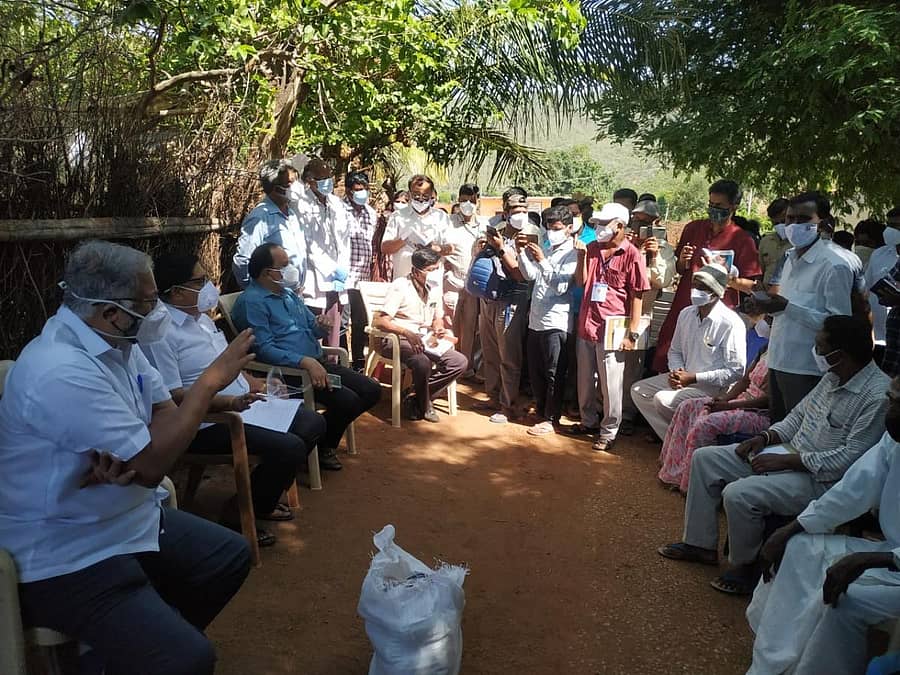 ಜಿಲ್ಲಾ ಉಸ್ತುವಾರಿ ಸಚಿವ ಎಸ್.ಸುರೇಶ್ ಕುಮಾರ್ ಅವರು ಮಂಗಳವಾರ ಶಾಸಕ ಹಾಗೂ ಅಧಿಕಾರಿಗಳೊಂದಿಗೆ ಹನೂರು ತಾಲ್ಲೂಕಿನ ಸೇಬಿನ ಕೋಬೆ ಹಾಗೂ ಜೀರಿಗೆ ಗದ್ದೆ ಹಾಡಿಗಳಿಗೆ ಭೇಟಿ ನೀಡಿ ಸ್ಥಳೀಯರೊಂದಿಗೆ ಮಾತುಕತೆ ನಡೆಸಿದರು