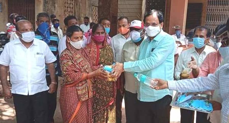 ಬಿಜೆಪಿ ನಗರ ಘಟಕದ ವತಿಯಿಂದ ಬೀದರ್ನ ಕೃಷಿ ಉತ್ಪನ್ನ ಮಾರುಕಟ್ಟೆ ಸಮಿತಿ ಪ್ರಾಂಗಣದಲ್ಲಿ ಆಯೋಜಿಸಿದ್ದ ತಮ್ಮ ಜನ್ಮದಿನ ಕಾರ್ಯಕ್ರಮದಲ್ಲಿ ಸಂಸದ ಭಗವಂತ ಖೂಬಾ ಅವರು ಕಾರ್ಮಿಕರಿಗೆ ಹಣ್ಣು ಹಾಗೂ ಮಾಸ್ಕ್ ವಿತರಿಸಿದರು