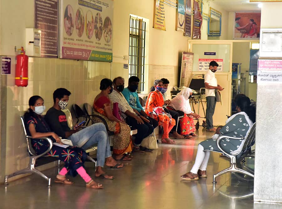ಬಂಟ್ವಾಳ ತಾಲ್ಲೂಕು ಆಸ್ಪತ್ರೆಯಲ್ಲಿ ವೈದ್ಯರ ಭೇಟಿಗೆ ಕಾದುಕುಳಿತಿದ್ದ ಜನರು