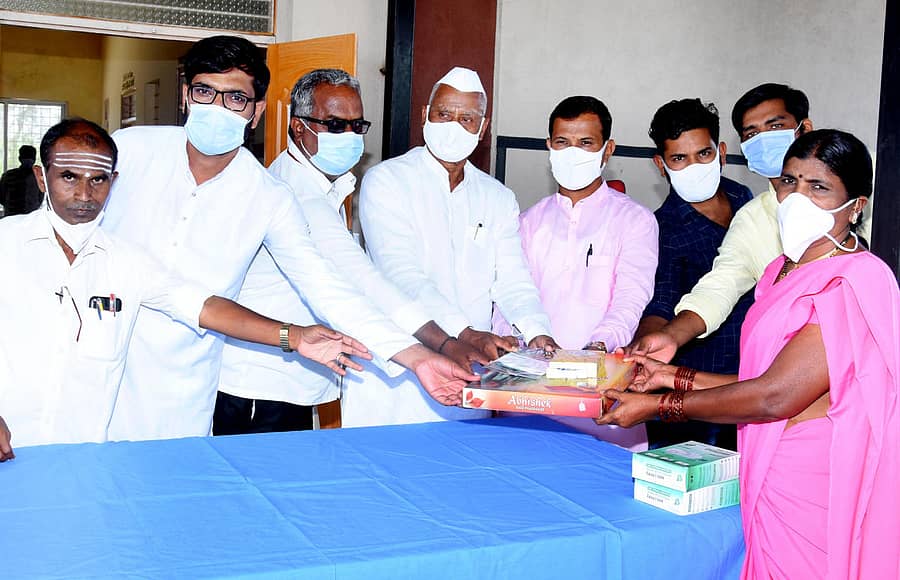 ಬಸವಕಲ್ಯಾಣ ತಾಲ್ಲೂಕಿನ ಕೊಹಿನೂರನಲ್ಲಿ ಮಂಗಳವಾರ ಶಾಸಕ ಶರಣು ಸಲಗರ ಜನ್ಮದಿನದ ಅಂಗವಾಗಿ ಆಶಾ ಕಾರ್ಯಕರ್ತೆಯರಿಗೆ ಸೀರೆ ವಿತರಿಸಲಾಯಿತು