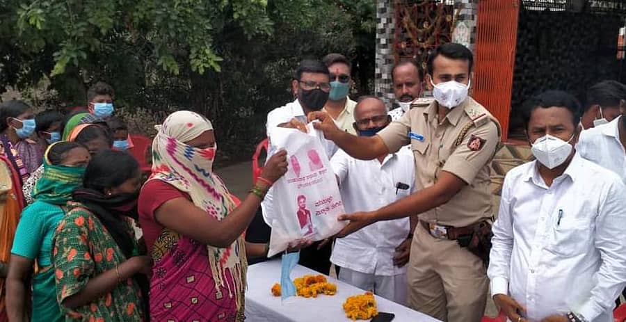 ಔರಾದ್ ತಾಲ್ಲೂಕಿನ ಸಂತಪುರನಲ್ಲಿ ಮಂಗಳವಾರ ಪಿಎಸ್ಐ ಸಿದ್ದಲಿಂಗ ಅವರು ಘೋಡ್ಕೆ ಪರಿವಾರದ ವತಿಯಿಂದ ಆಹಾರದ ಕಿಟ್ ವಿತರಿಸಿದರು. ಬ್ಲಾಕ್ ಕಾಂಗ್ರೆಸ್ ಅಧ್ಯಕ್ಷ ರಾಜಕುಮಾರ ಹಲಬರ್ಗೆ, ಸಾಯಿಕುಮಾರ ಘೋಡ್ಕೆ ಇದ್ದರು