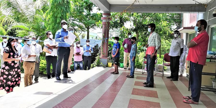 ಕೋಡಿಹಳ್ಳಿ ಕೋವಿಡ್ ಆರೈಕೆ ಕೇಂದ್ರಕ್ಕೆ ಜಿಲ್ಲಾಧಿಕಾರಿ ಡಾ.ರಾಕೇಶ್ ಭೇಟಿ ನೀಡಿ ಸೋಂಕಿತರ ಆರೋಗ್ಯ ವಿಚಾರಿಸಿದರು